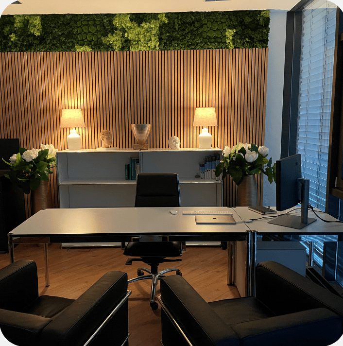 Modernes Büro mit Holzverkleidung, Pflanzenarrangements und Schreibtisch. Gemütliche Atmosphäre mit Lampen.